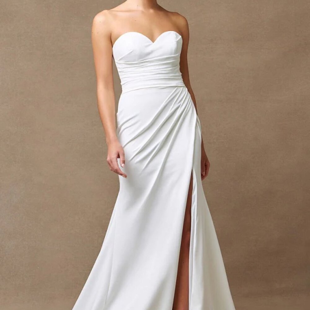 Simple off white wedding dress.Strapless fitted lace up back stretch bridal gown